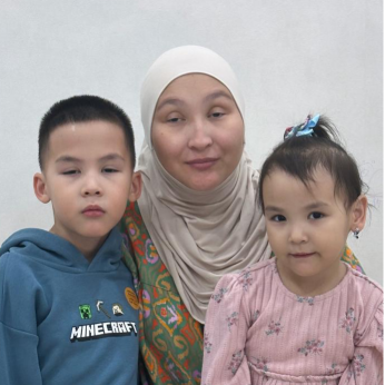 Мы помогли: Айман Куттегельдиева, Дуйсенбай Бахтяр и Асия